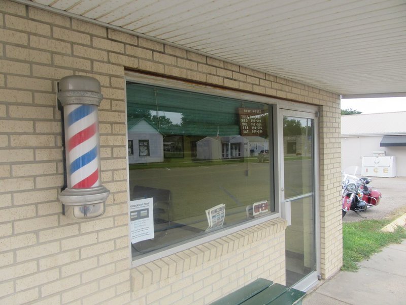 THERE WAS NO WAITING AT THE BARBER SHOP TODAY.  I ALMOST WENT IN AND GOT A HAIRCUT.