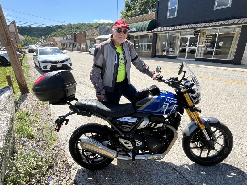 Love those sun glasses. Leo makes that Triumph 400 look really cool.