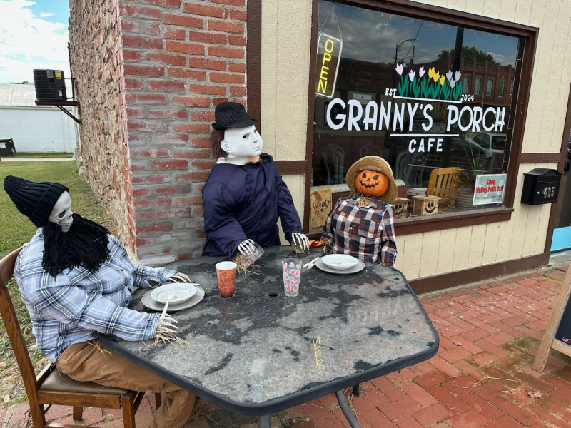 SERVICE WASN'T QUITE AS QUICK AT GRANNY'S PORCH CAFE DOWNTOWN! THIS MIGHT BE WORTH A TRY SOMETIME WHEN OUR NUMBERS ARE A LITTLE SMALLER.