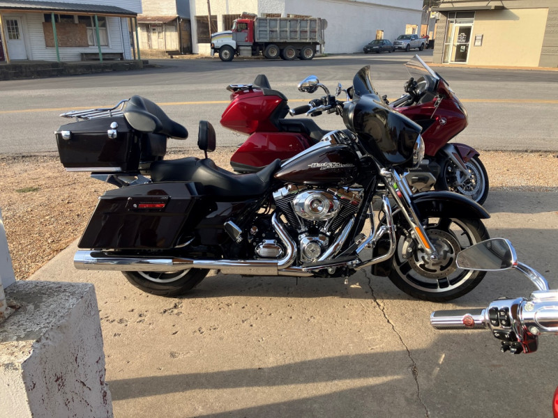 Looks like we made it to Guffy’s ok. There’s Doug’s Harley (a beautiful sparkle black and merlot wine color) along with Fred’s very nice Goldwing.