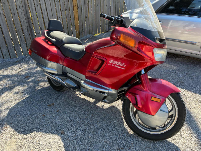 Gary’s cool retro Honda Pacific. This one is their special exclusive Tupperware edition. Gary was gonna ride his beautiful Harley, but the battery was not well.