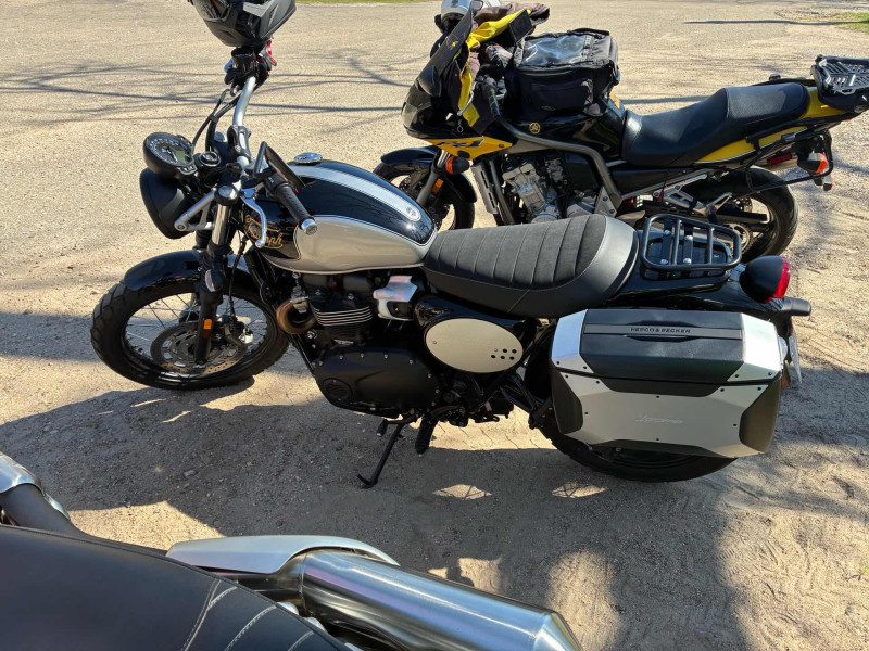 Believe that’s Marsha’s Triumph Scrambler along with Mike Newlun’s FZ1 rocket. I really love Mike McClendon’s orange 1200 Scrambler. Like to buy one but my wife has just about had it with more bikes. Not good. Help !