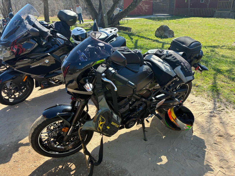 Glenn’s tricked Kawasaki and Jeff’s 1600 Beemer. I also like that Bell helmet of Glenn’s.  I’m in line to buy it. It’s a beautiful helmet .. it’s never touched the ground.