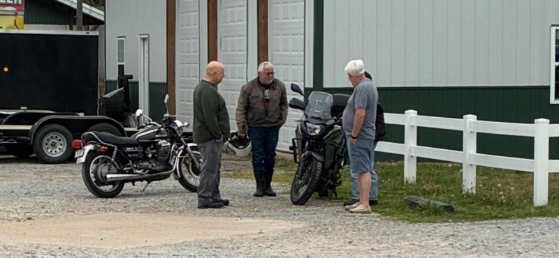 Todd, Neil, Joey and Mike Rowland in that group somewhere. A little pre-breakfast fellowship before heading into Brenda’s for a feeding.