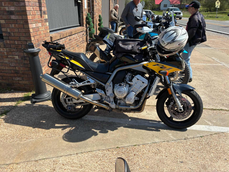 Mike Newlun’s smooth riding FZ1 Yamaha. He bought that bike when it had 1400 miles .. now it has almost 40,000. He told me it’s been a great bike. Mike keeps his bikes in top shape.