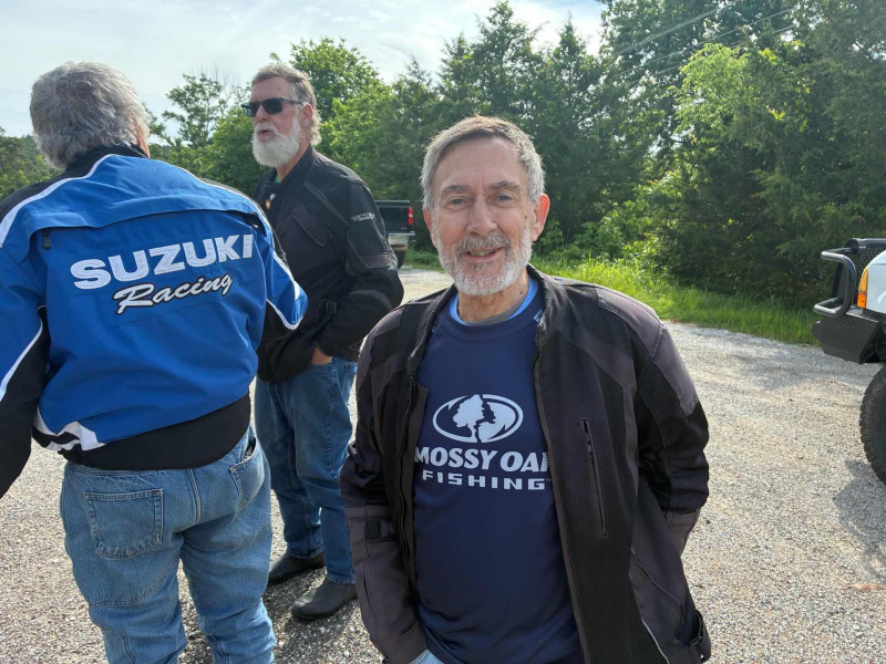 Mike Rowland’s great smile. Neil was trying to communicate with Ron to get him to move or say something .. even so far as to offer his V11 to him for $2750. Ron knows he’s so cool and handsome .. he ain’t gotta do or say nuthin to nobody.